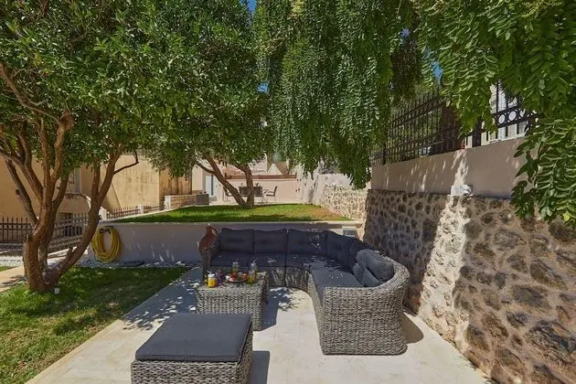 Ev (3 Bedroom HH with Garden and Sea View)