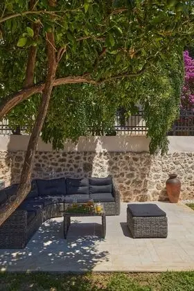 Ev (3 Bedroom HH with Garden and Sea View)