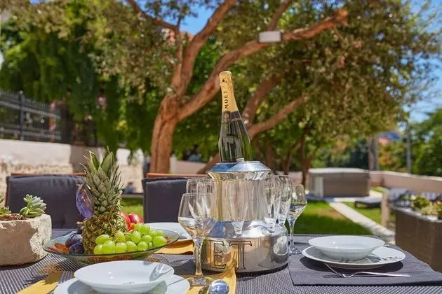 Ev (3 Bedroom HH with Garden and Sea View)