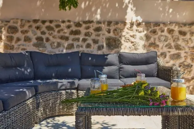 Ev (3 Bedroom HH with Garden and Sea View)