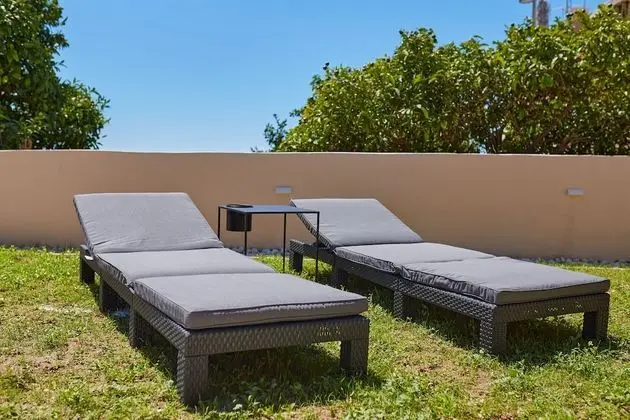 Ev (3 Bedroom HH with Garden and Sea View)