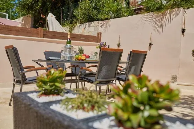 Ev (3 Bedroom HH with Garden and Sea View)