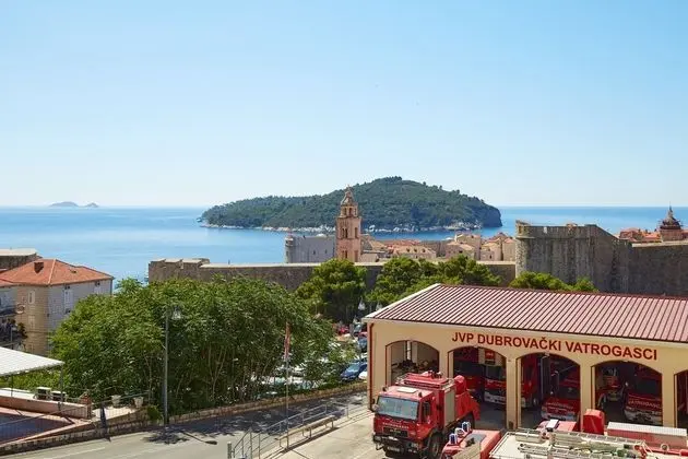 Ev (3 Bedroom HH with Garden and Sea View)