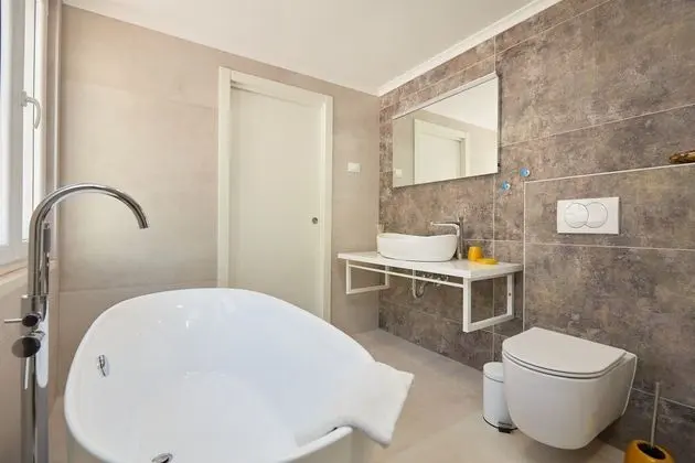 Ev (3 Bedroom HH with Garden and Sea View)