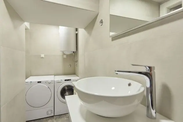 Ev (3 Bedroom HH with Garden and Sea View)