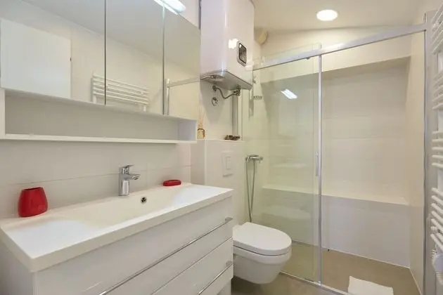 Ev (3 Bedroom HH with Garden and Sea View)