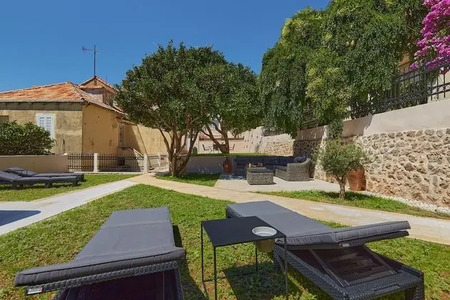 Ev (3 Bedroom HH with Garden and Sea View)