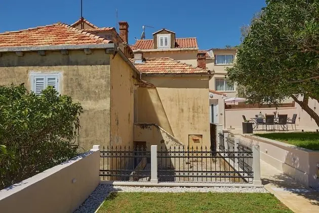 Ev (3 Bedroom HH with Garden and Sea View)