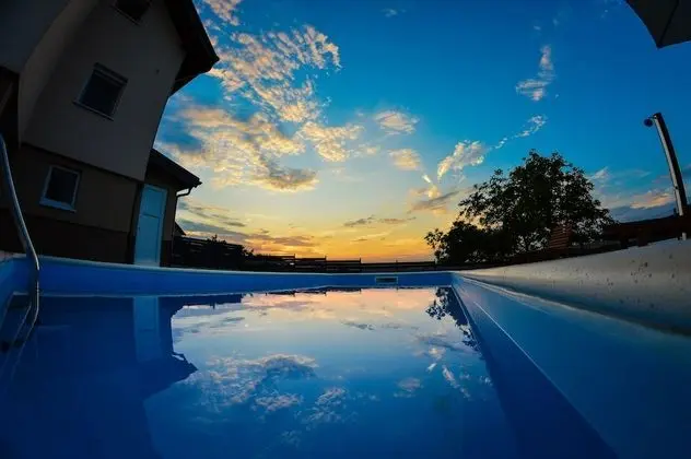 Kır Evi (Four Bedroom Holiday Home with swimmi)