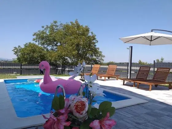 Kır Evi (Four Bedroom Holiday Home with swimmi)
