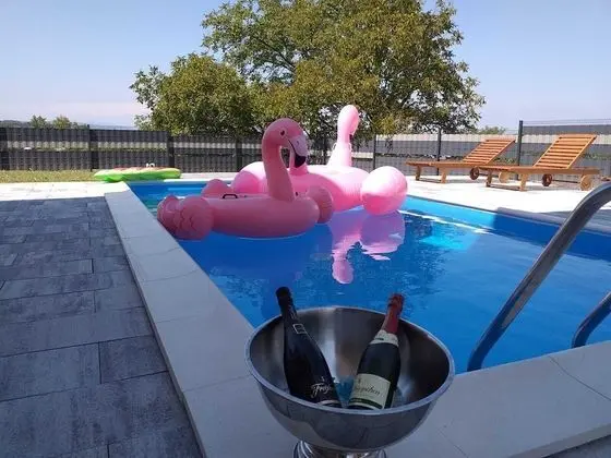 Kır Evi (Four Bedroom Holiday Home with swimmi)