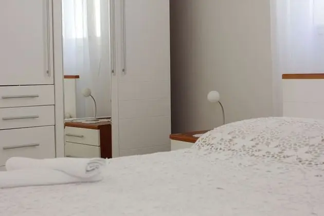 Ev (Two Bedroom Holiday Home (ST))