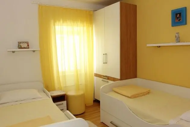 Ev (Two Bedroom Holiday Home (ST))