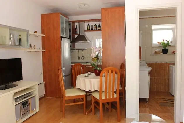 Ev (Two Bedroom Holiday Home (ST))