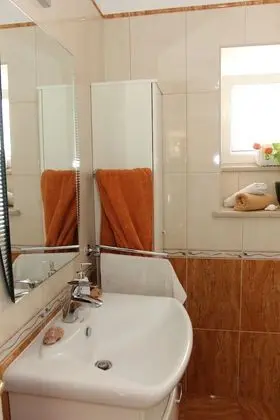 Ev (Two Bedroom Holiday Home (ST))