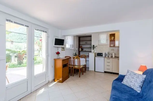 Ev (One-Bedroom Holiday Home with Terrace)