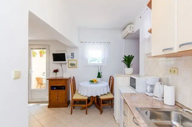 Ev (One-Bedroom Holiday Home with Terrace)