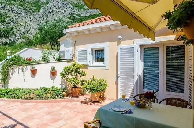 Ev (One-Bedroom Holiday Home with Terrace)