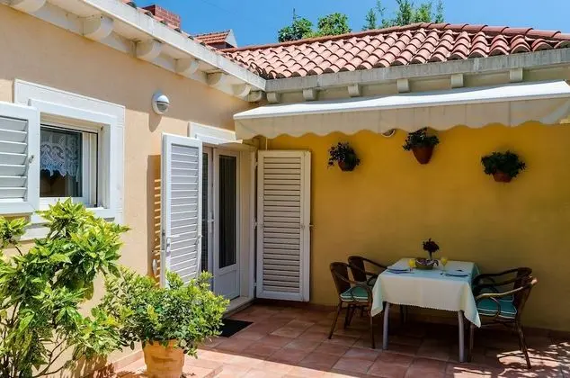 Ev (One-Bedroom Holiday Home with Terrace)