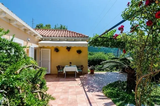 Ev (One-Bedroom Holiday Home with Terrace)