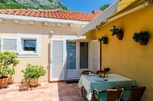 Ev (One-Bedroom Holiday Home with Terrace)