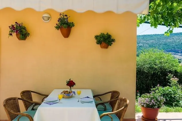 Ev (One-Bedroom Holiday Home with Terrace)