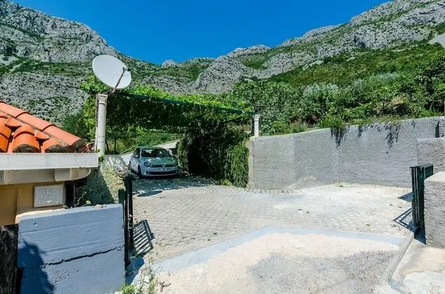 Ev (One-Bedroom Holiday Home with Terrace)