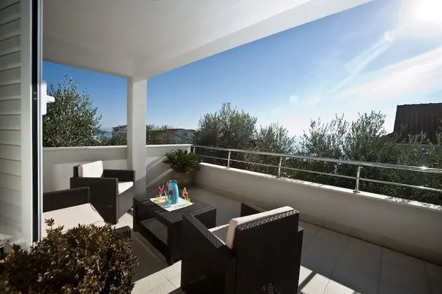 Ev (Four Bedroom Holiday Home with Pool)