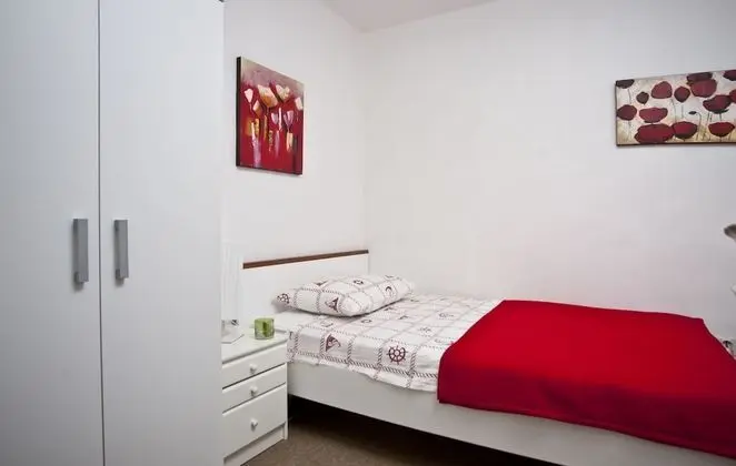 Ev (Four Bedroom Holiday Home with Pool)