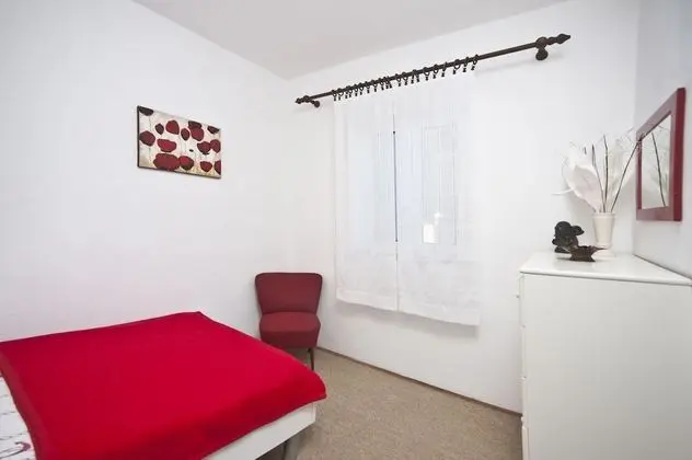 Ev (Four Bedroom Holiday Home with Pool)