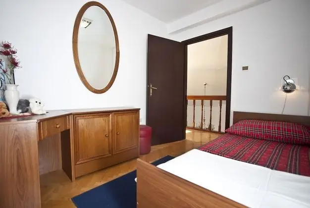 Ev (Four Bedroom Holiday Home with Pool)