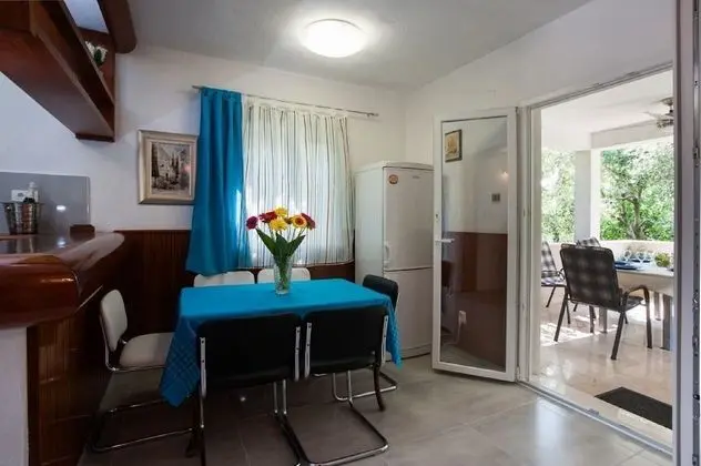 Ev (Four Bedroom Holiday Home with Pool)