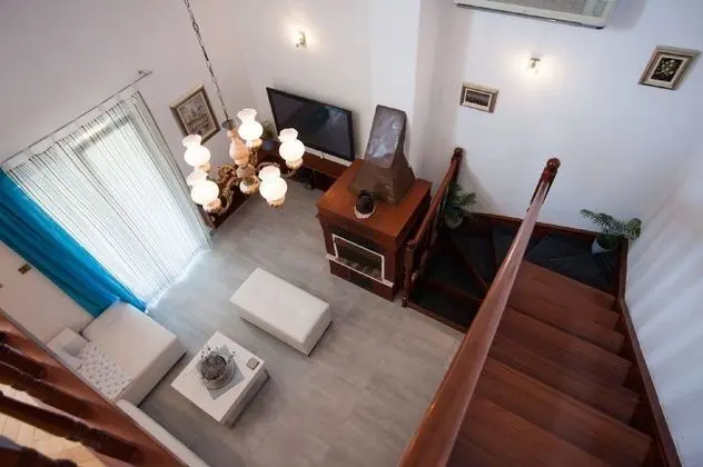 Ev (Four Bedroom Holiday Home with Pool)