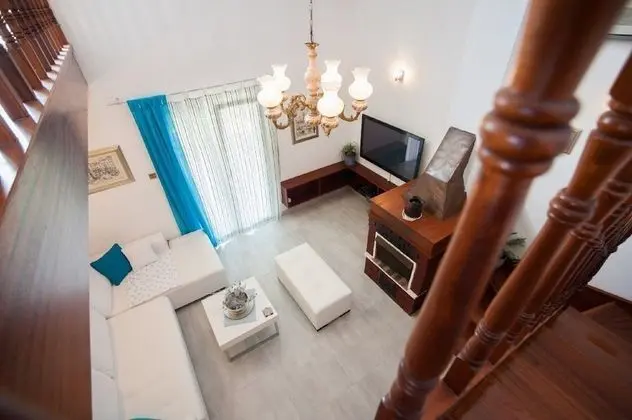 Ev (Four Bedroom Holiday Home with Pool)