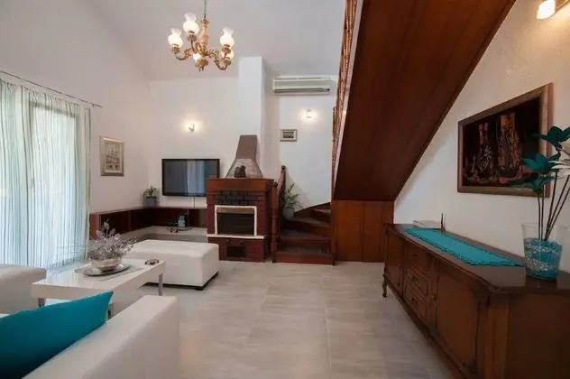 Ev (Four Bedroom Holiday Home with Pool)