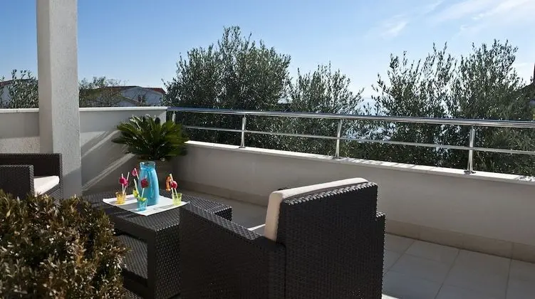 Ev (Four Bedroom Holiday Home with Pool)