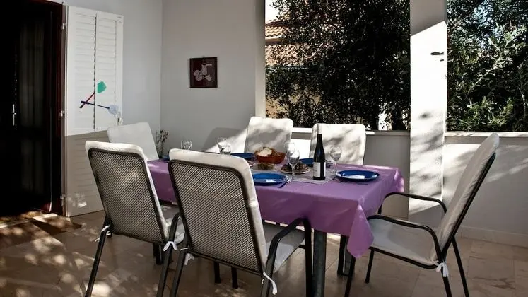 Ev (Four Bedroom Holiday Home with Pool)