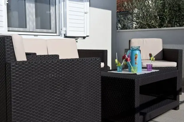 Ev (Four Bedroom Holiday Home with Pool)