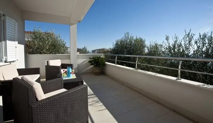 Ev (Four Bedroom Holiday Home with Pool)