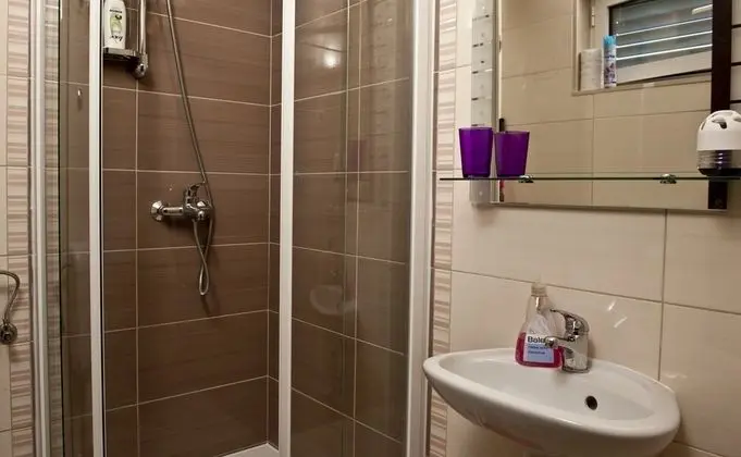 Ev (Four Bedroom Holiday Home with Pool)