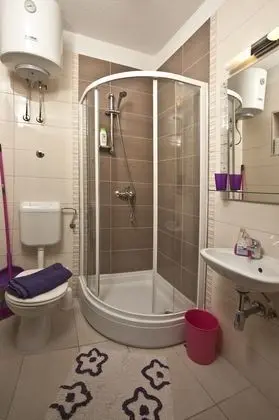 Ev (Four Bedroom Holiday Home with Pool)