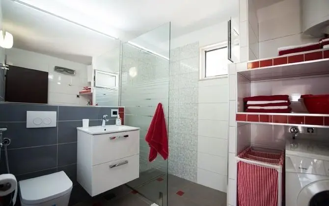 Ev (Four Bedroom Holiday Home with Pool)