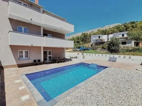 Ev (Nine Bedroom Holiday home with Swimmi)