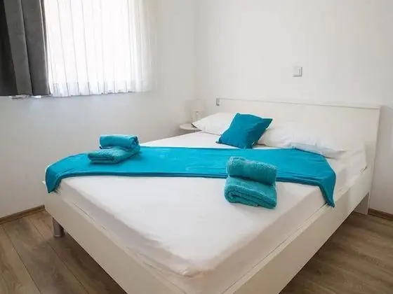 Ev (Nine Bedroom Holiday home with Swimmi)