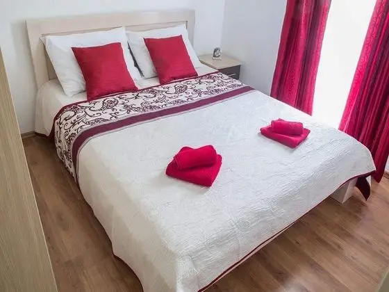 Ev (Nine Bedroom Holiday home with Swimmi)