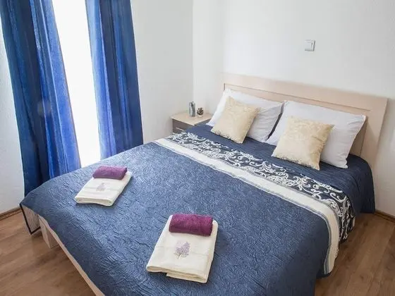 Ev (Nine Bedroom Holiday home with Swimmi)