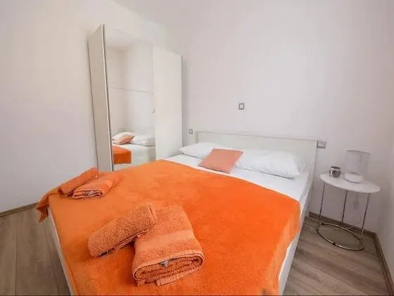 Ev (Nine Bedroom Holiday home with Swimmi)