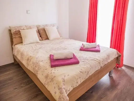 Ev (Nine Bedroom Holiday home with Swimmi)