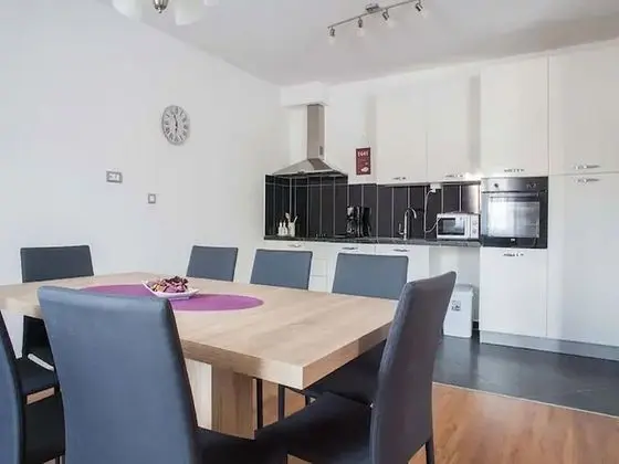 Ev (Nine Bedroom Holiday home with Swimmi)