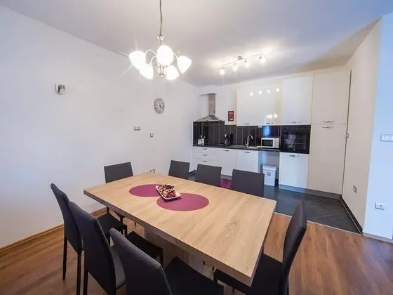 Ev (Nine Bedroom Holiday home with Swimmi)